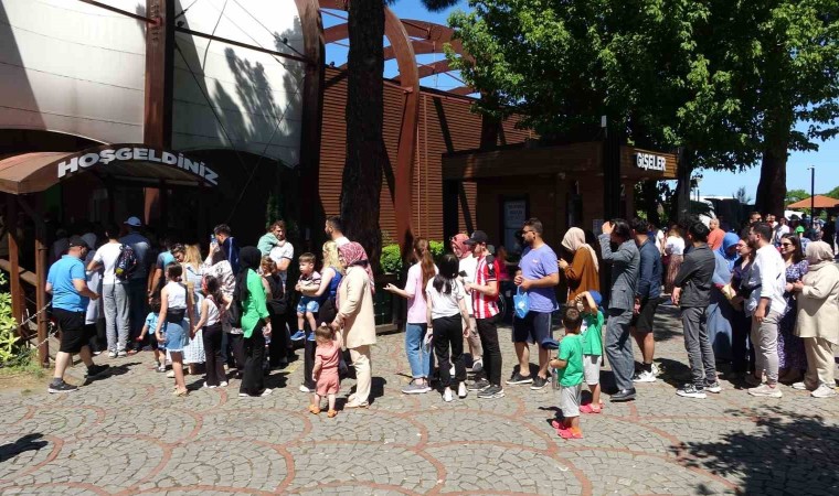 Ordu Boztepeye gitmek isteyen vatandaşların teleferik yoğunluğu