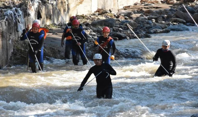 Ordu’da dereye düşen kadın aranıyor (3)