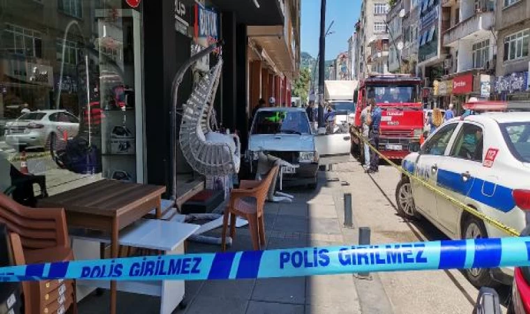 Ordu’da otomobil, kaldırımdaki 2 kişi ile kamyonete çarptı; 2 yaralı