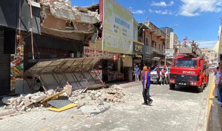 Osmaniye’de ağır hasarlı bina çöktü: 3 yaralı