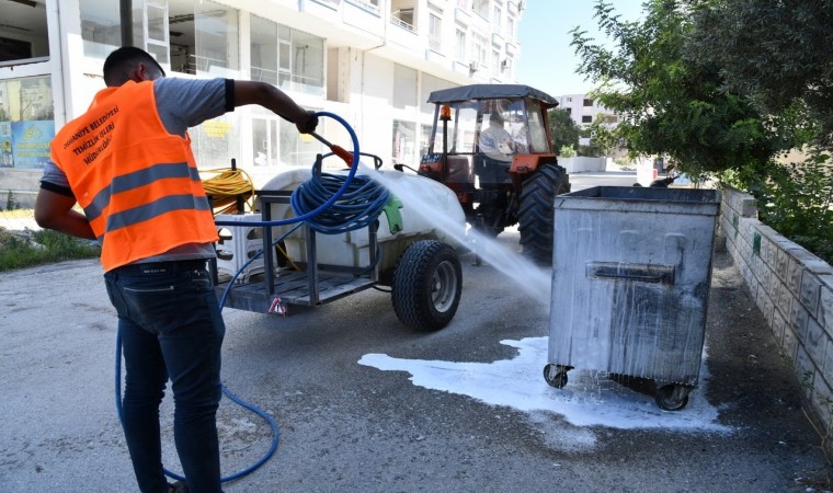 Osmaniyede çöp konteynerleri dezenfekte ediliyor