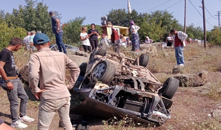 Osmaniyede otomobil şarampole devrildi, 2 yaralı