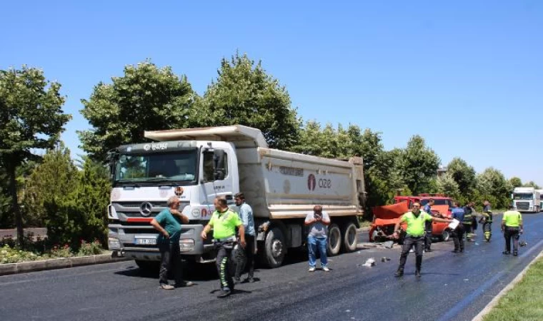 Otomobil, asfalt yüklü kamyona çarptı: 2 ölü, 2 yaralı