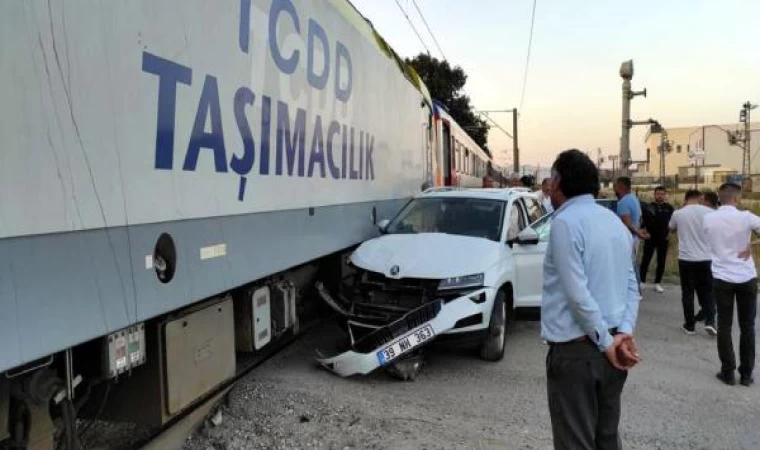 Otomobil, hemzemin geçitte yolcu trenine çarptı