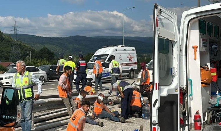 Otomobil, Karayolları işçilerini taşıyan kamyonete çarptı: 15 yaralı