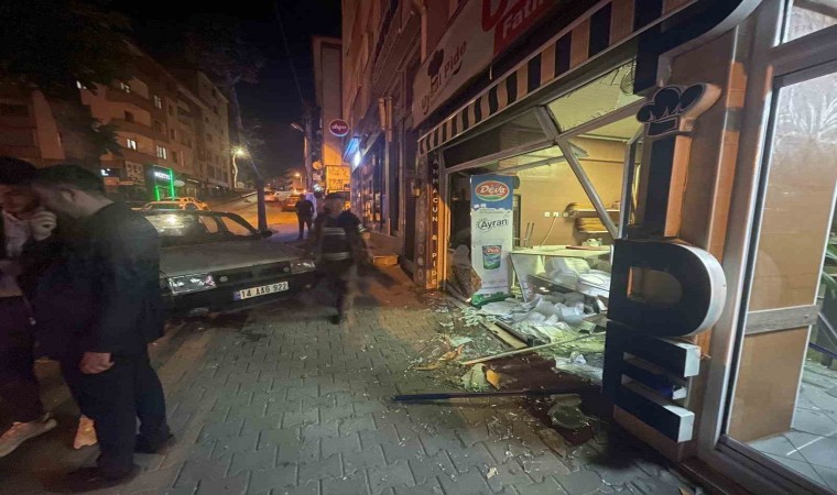 Otomobil pide dükkanına daldı, cam çerçeve aşağı indi