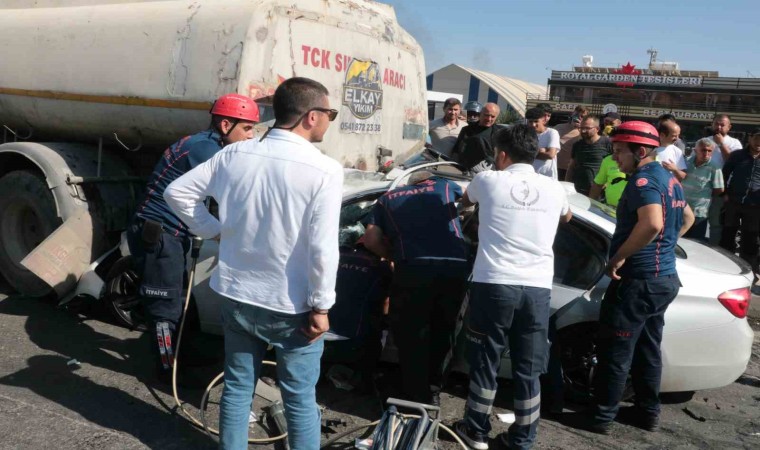 Otomobil su tankerine çarptı, sıkışan sürücü güçlükle çıkarıldı