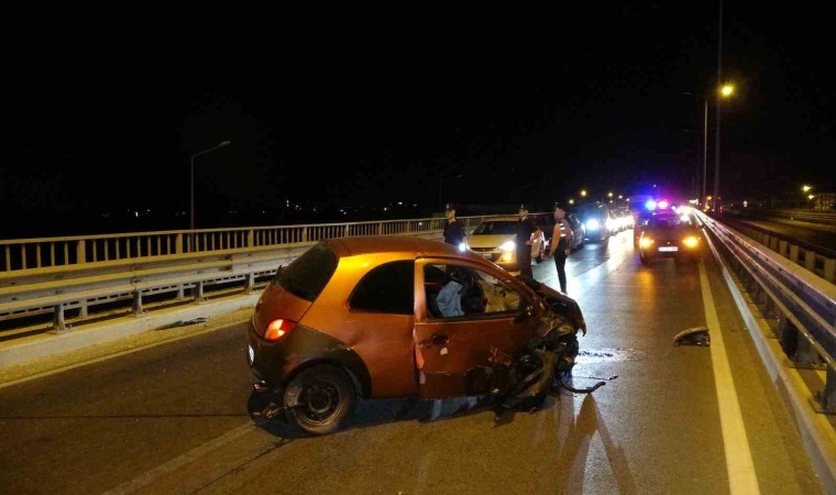 Otomobilin bariyerlere çarptığı kazada sürücü ölümden döndü