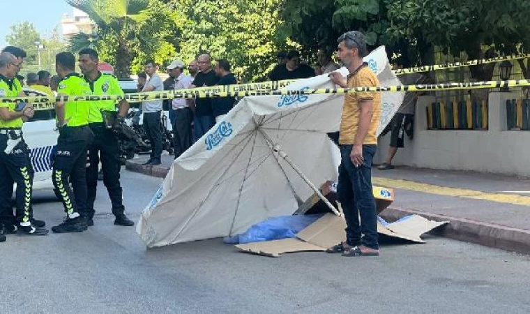 Otomobilin çarpmasıyla ölen Mustafa Alp’in cansız bedeninin üzeri plaj şemsiyesiyle örtüldü