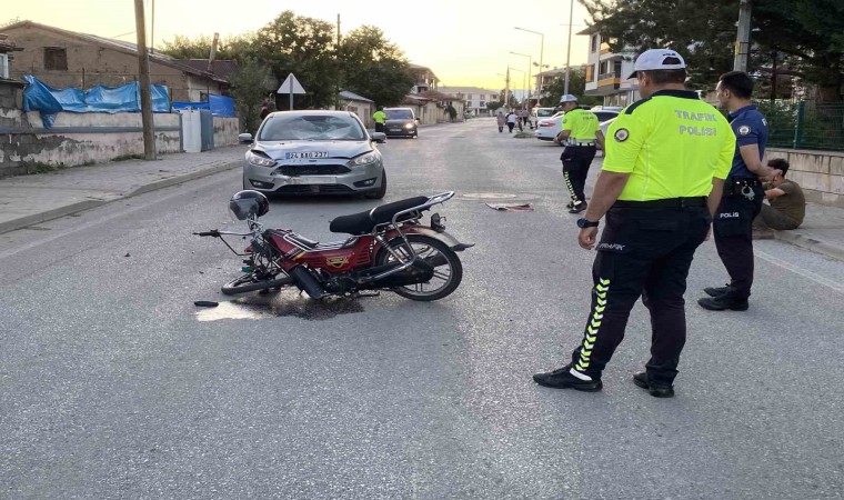 Otomobille çarpışan motosiklet sürücüsü ağır yaralandı