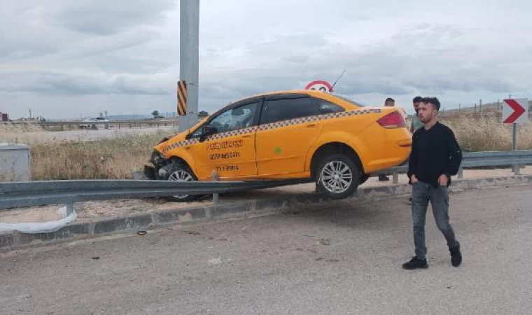 Otomobille çarpışıp savrulan taksi bariyerin üzerine çıktı: 3 yaralı