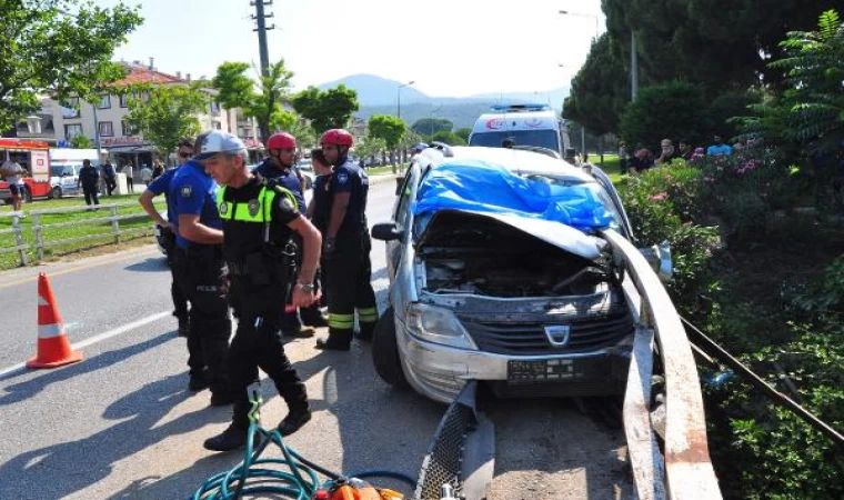 Otomobille çarptığı köprünün demir korkuluğu vücuduna saplanan sürücü öldü