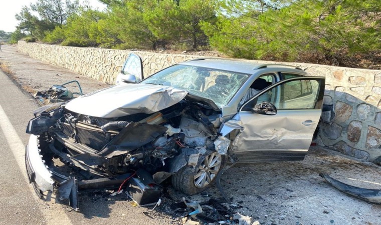 Otomobiller kafa kafaya çarpıştı: 1 ölü, biri ağır 3 yaralı