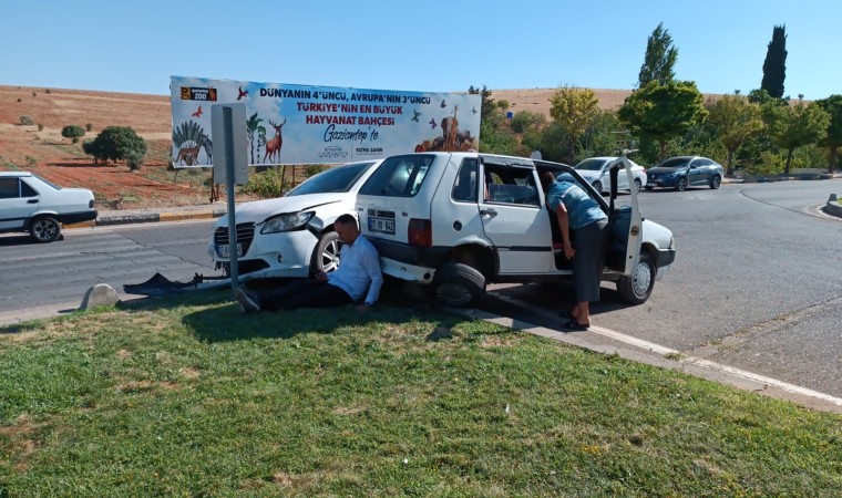 Otomobiller kavşakta çarpışıp, refüje çıktı: 2 yaralı