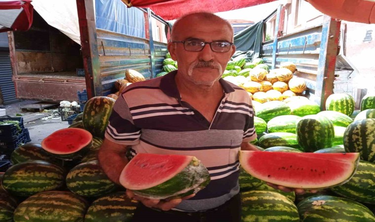 (ÖZEL) Tamamını alamayan yarım veya çeyrek karpuzu tercih ediyor