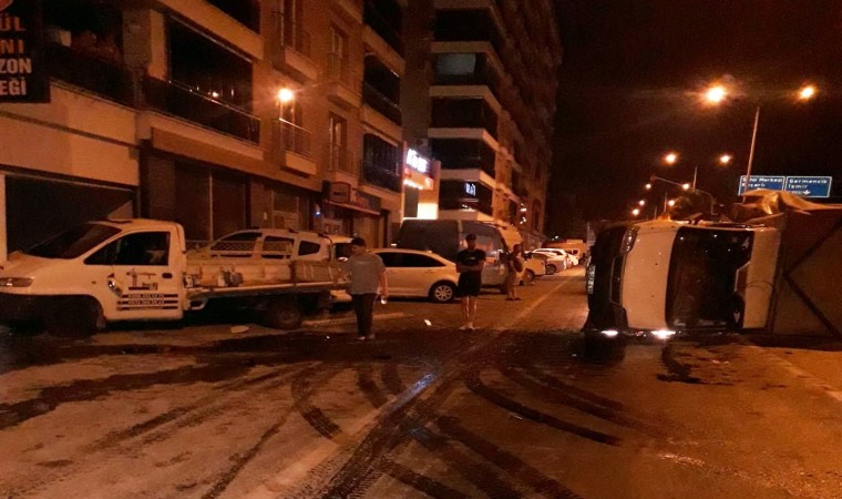 Park halindeki araçlara çarpan kamyonet devrildi: 1 yaralı