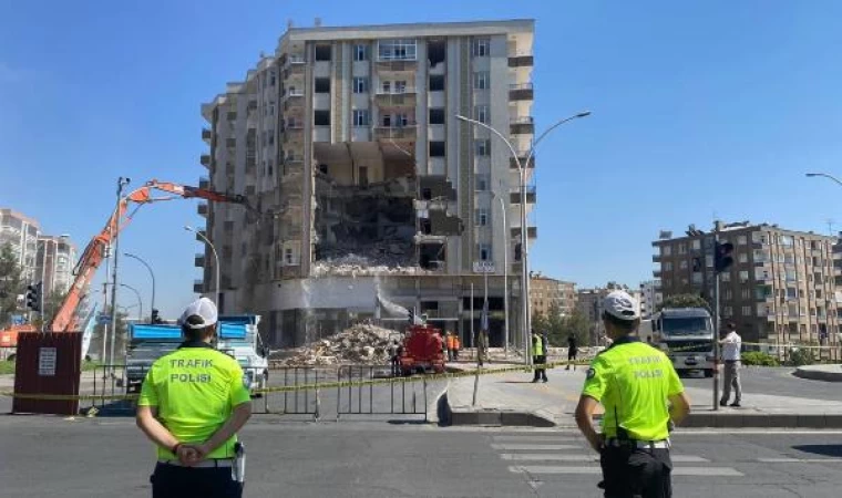 Polis uyardı; ağır hasarlı binanın yıkımı Türk bayrağı için durduruldu