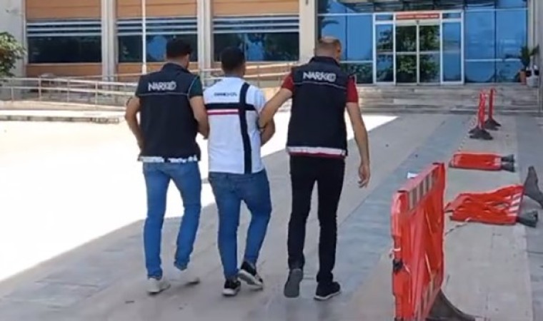 Polisi görünce uyuşturucuları atan torbacı yakalandı