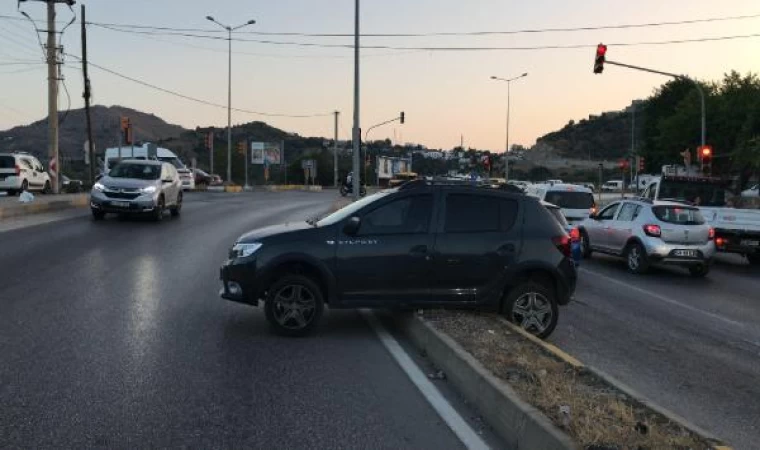 Polisten kaçmaya çalışan 2 uyuşturucu satıcısı, kaza yapınca yakalandı