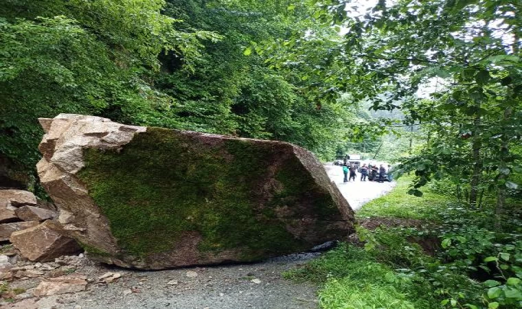 Rize’de heyelan; dev kaya köy yoluna düştü