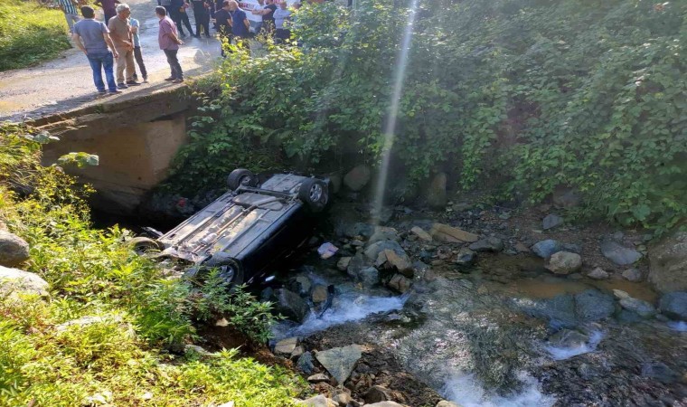 Rizede köprüden düşen otomobildeki 1 kişi öldü, 1 kişi de yaralandı