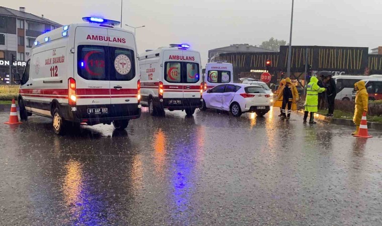 Sağanak kazaya neden oldu: 3 yaralı