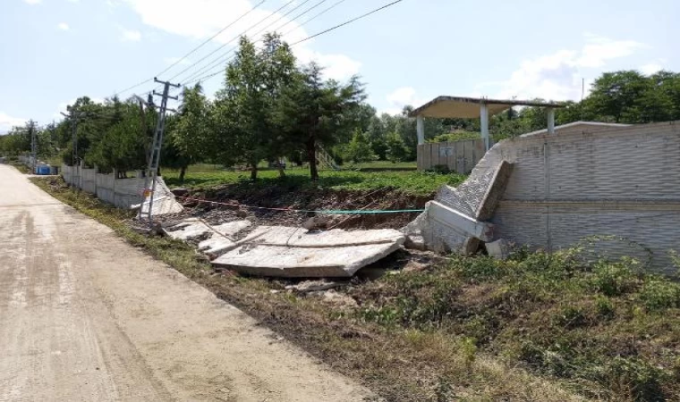 Sağanak nedeniyle biriken su, okul bahçesinin duvarını yıktı