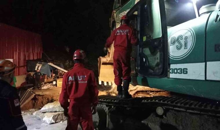 Sağanak yağıştan çöken menfezin altında kalan 3 işçiden 2si kurtarıldı, 1i için çalışmalar sürüyor