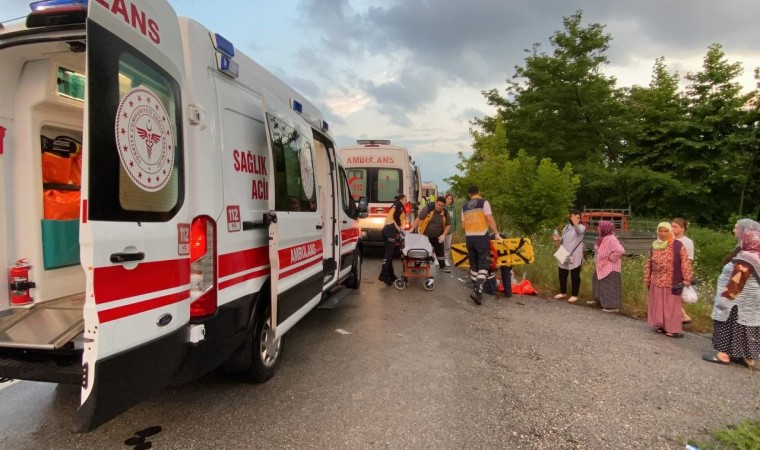 Sakaryada bariyerlere çarpan otomobil ters döndü: 4ü çocuk 7 yaralı