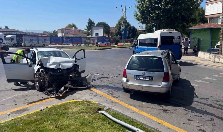 Sakaryada kavşakta iki otomobil çarpıştı: 3 yaralı