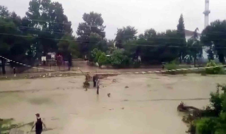 Sakaryada sağanak başladı, bazı bölgeleri su bastı