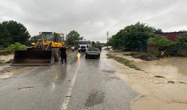 Sakarya’da sağanak; dereler taştı, yollar göle döndü