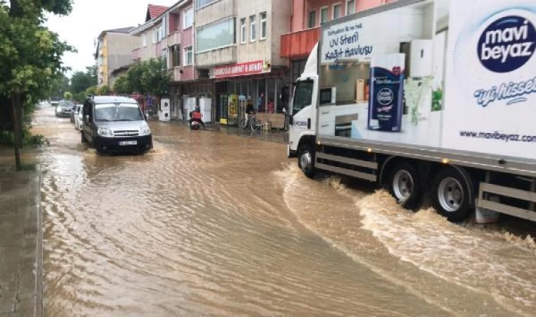 Sakarya’da sağanak; dereler taştı, yollar göle döndü(2)