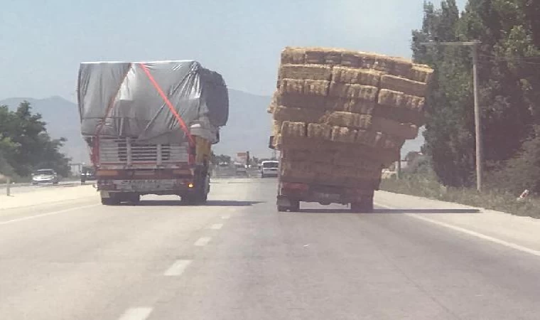 Saman balyası yüklü kamyonun tehlikeli yolculuğu kamerada