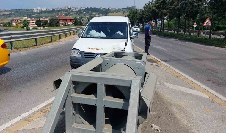 Samsunda hafif ticari araç bariyere çarptı: 5 yaralı