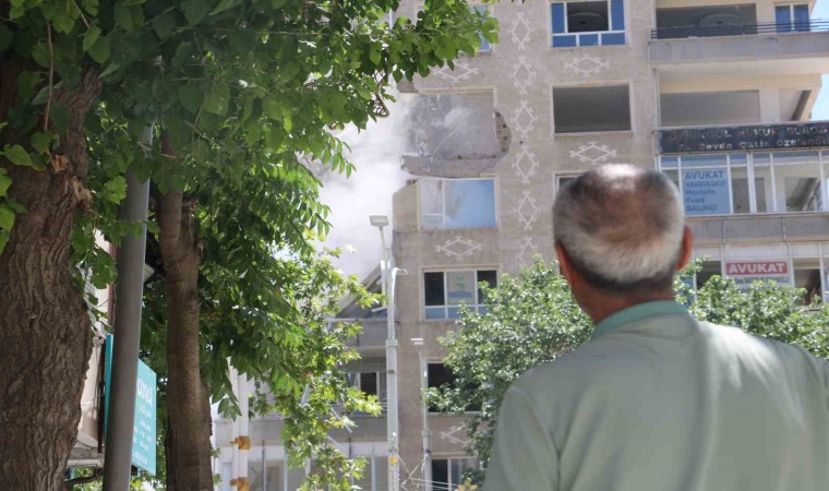 Şanlıurfada depremde hasar gören binalar yıkılıyor