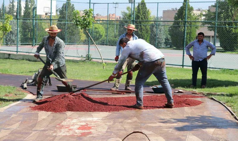 Şanlıurfada parklardaki yürüyüş yolları yenilendi