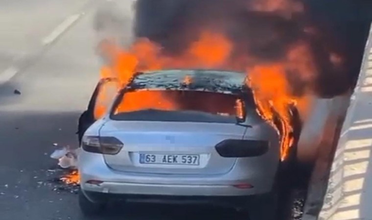 Şanlıurfada seyir halindeki otomobil alev topuna döndü