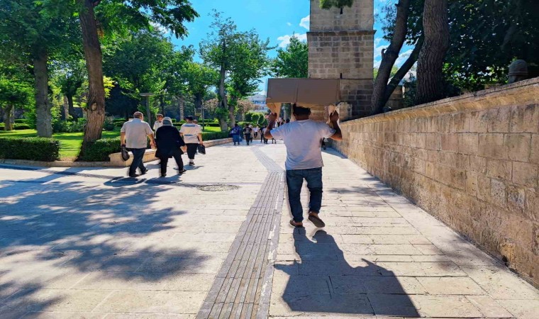 Şanlıurfalı güneşten böyle korundu