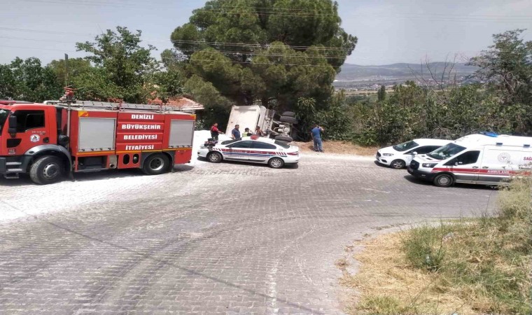 Şarampole devrilen kamyonun sürücüsü yaralandı