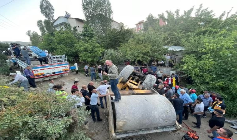 Şarampole devrilen silindirdeki baba ve bir oğlu araçtan atladı, diğer çocuğu yaralandı