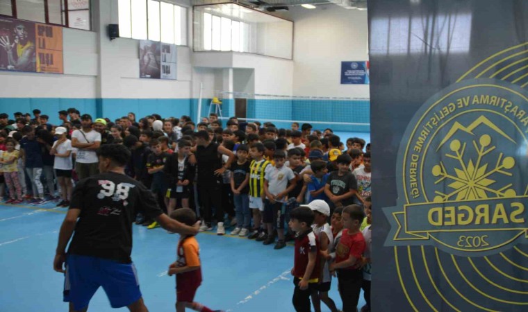 Sarıkamışlı sporculara malzeme desteği