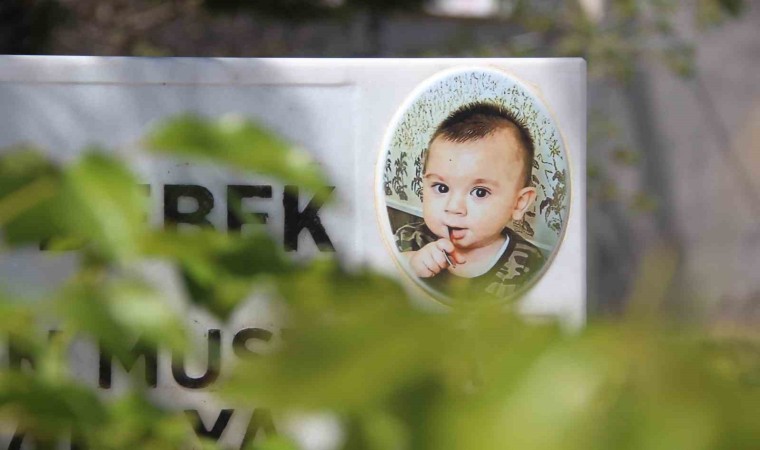 Şehit bebek Bedirhan ve annesi mezarı başında anıldı