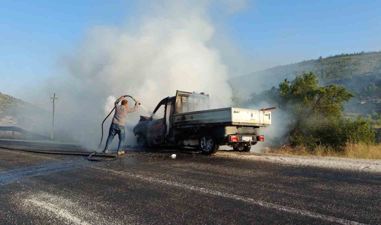 Ses sistemi alev aldı, kamyonet kullanılamaz hale geldi