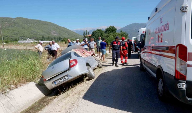 Seydikemerde otomobil şarampole devrildi: 1 ölü