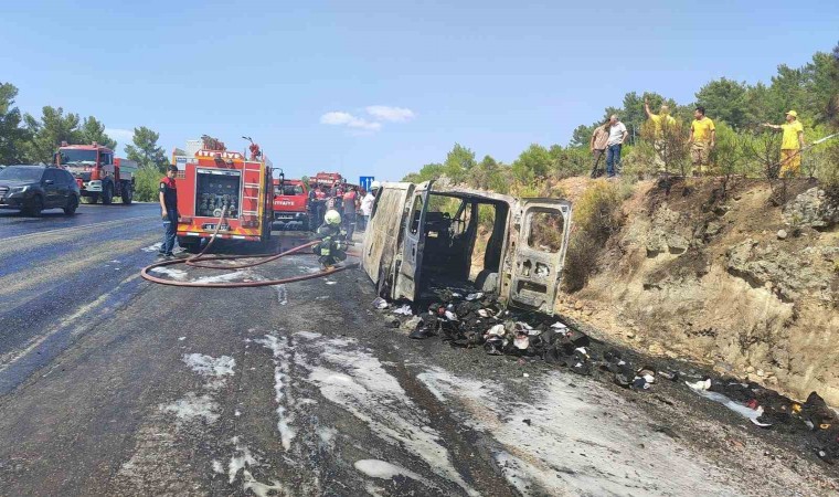 Seydikemerde seyir halindeki minibüs alev alev yandı