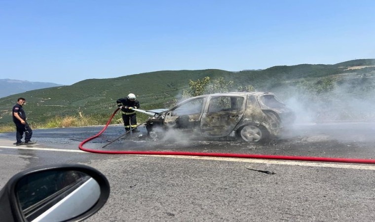 Seyir halindeki otomobil alev topuna döndü