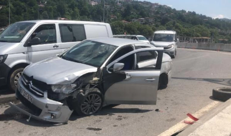 Seyir halindeyken tekerleği çıkan otomobil bariyere çarptı: 3 yaralı