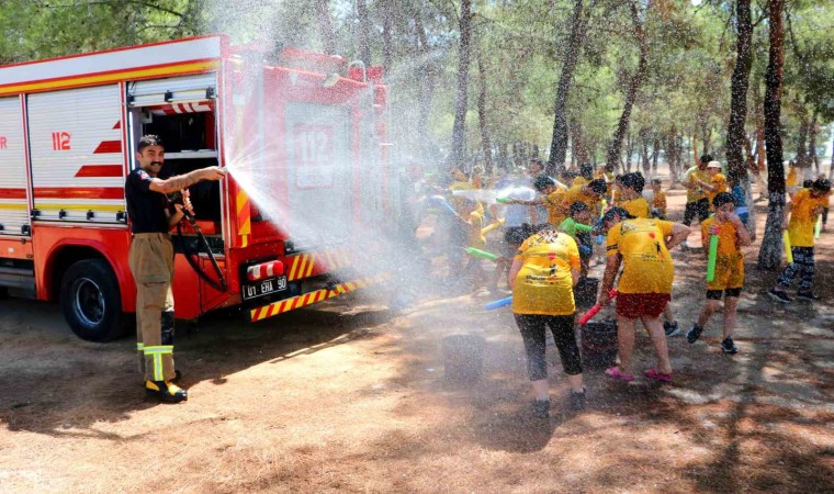 Sıcaktan bunalan çocuklar itfaiye erleri ile su savaşı yaptı