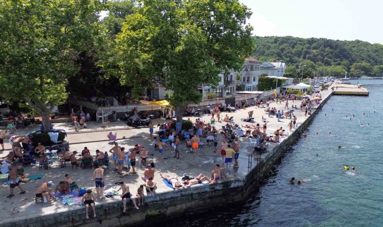 Sıcaktan bunalan İstanbullular Boğaza girerek serinledi